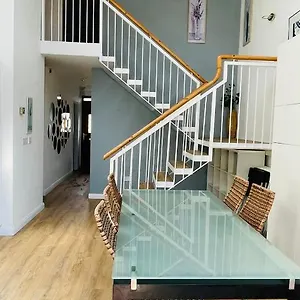 https://modern-city-centre-house.galwayhotelsireland.net